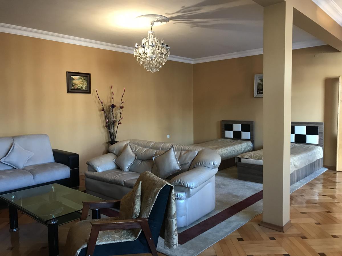 Guest House Kartvelishvili Batoemi Buitenkant foto